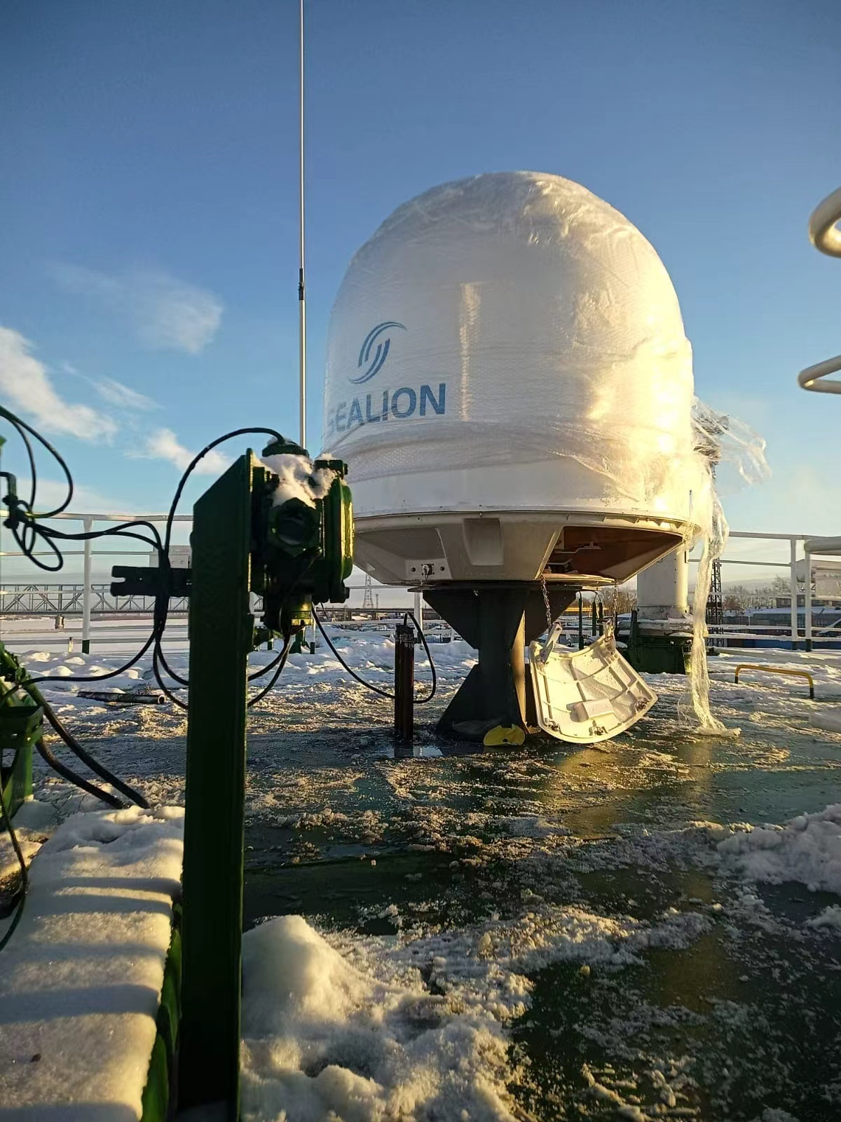 Установка судовой VSAT-антенны SeaLion V101 на судне